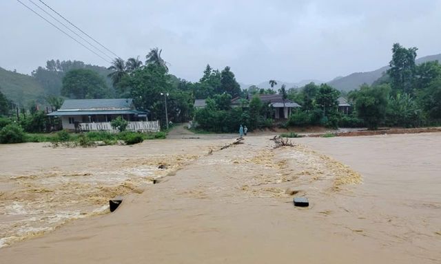 Đi giúp con chống lũ, người cha bị điện giật tử vong