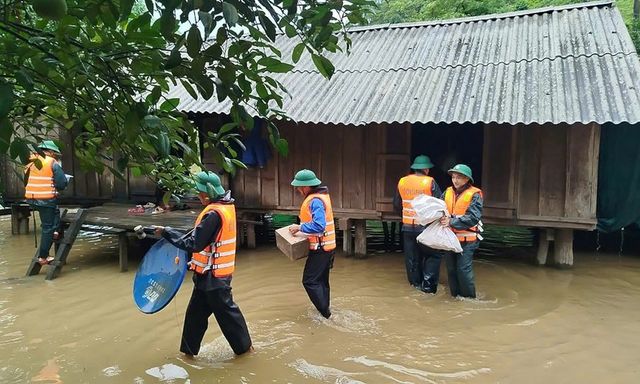 Tàu cá Quảng Bình bị chìm, nhiều diện tích lúa bị ngập