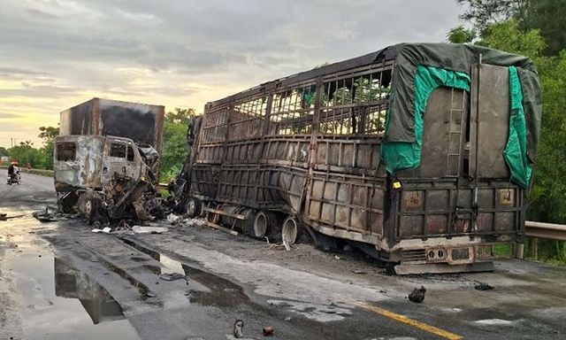 Ô tô bốc cháy sau va chạm trên quốc lộ, 2 người thương vong