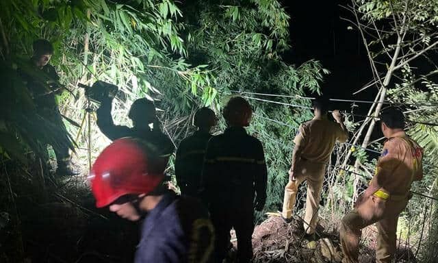 Xuyên đêm cứu hộ tài xế xe đầu kéo rơi xuống vực sâu 70m