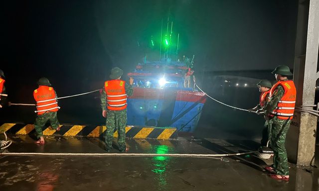 Quảng Trị: Tàu cá bị đứt neo khi đang neo đậu tránh trú bão