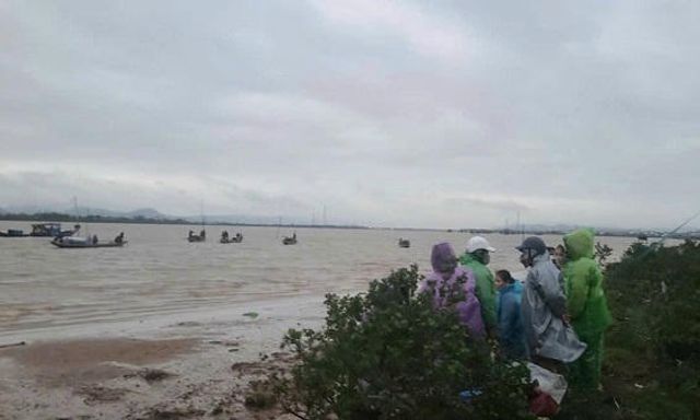 Quảng Trị: Thuyền đánh cá bị lật trên sông Gianh, 1 người mất tích