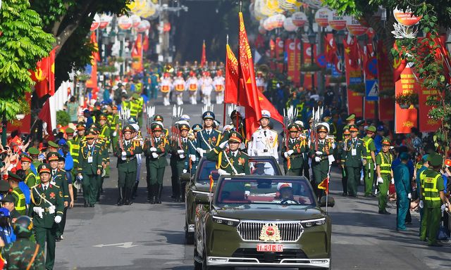 Dàn xe VF 9 rực sáng tại đại lễ A80: Dấu ấn trí tuệ và bản lĩnh người Việt