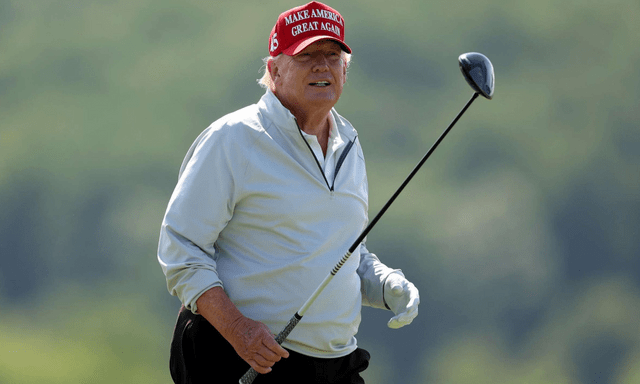 Ông Trump đang đánh golf bỗng súng nổ cách đó chưa đến 500m