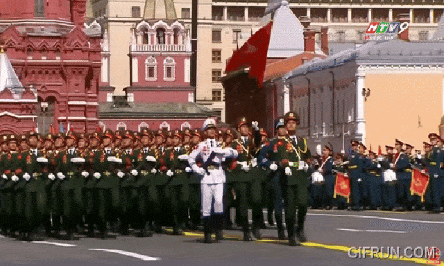 Cận cảnh cờ đỏ sao vàng tung bay ở Moscow, đoàn quân nhân Việt Nam sải bước kiêu hãnh trên Quảng Trường Đỏ