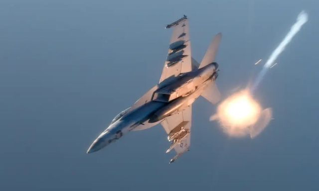 Kinh hoàng Biển Đỏ: Tàu chiến Mỹ khai hỏa tiêu diệt... chiến đấu cơ Mỹ - suýt gây thảm họa kép