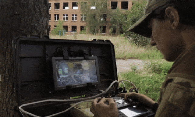 Ukraine mở 'lò luyện' lính drone: Người trẻ mê công nghệ, chơi game giỏi càng dễ thành 'sát thủ từ xa'