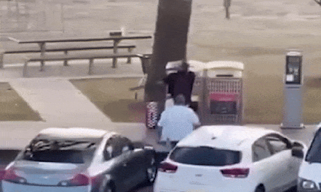 Khoảnh khắc người hùng tước vũ khí của kẻ xả súng - Ông Trump: 'Rất, rất dũng cảm'