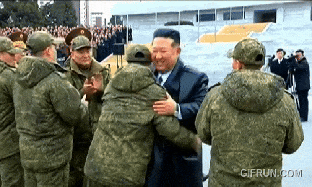 Chủ tịch Triều Tiên Kim Jong Un hoan nghênh binh lính trở về từ Nga