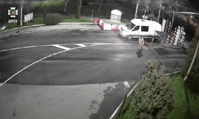 Trốn quân dịch giữa xung đột với Nga, nam công dân Ukraine lao xe máy 'thông chốt' biên phòng