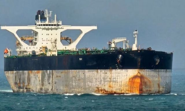 Bị Mỹ truy đuổi suốt 2 tuần, con tàu cũ vẽ vội cờ Nga lên thân - Moscow hành động ngay đêm Giao thừa