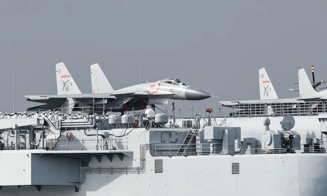 J-15T Trung Quốc và F-18E Mỹ: 