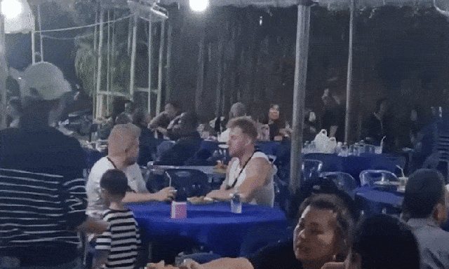 Thái Lan: Tưởng buffet chợ đêm, khách Tây vào đám tang gọi món ăn - Gia chủ xử lý theo cách không ai ngờ