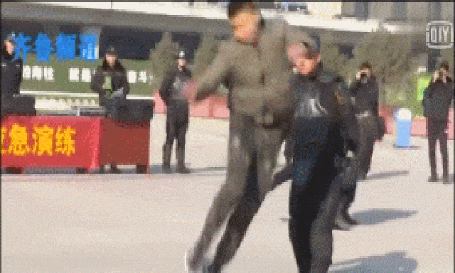 Thứ lộ ra như chuôi kiếm trên lưng cảnh sát Trung Quốc gây tò mò: Bất ngờ khi mở ra