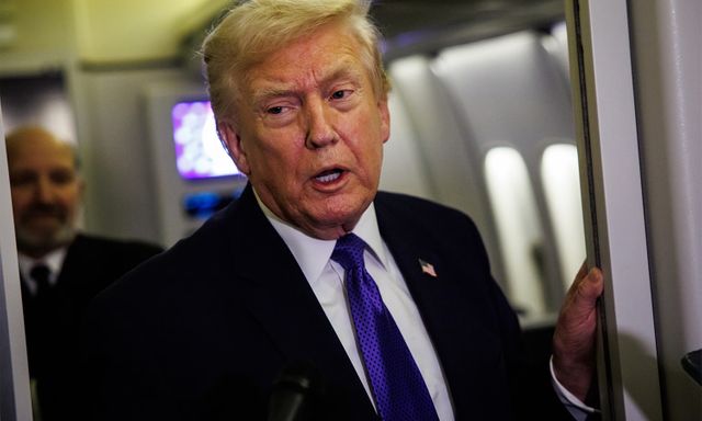 Tổng thống Trump gây tranh cãi vì video chế xúc phạm vợ chồng ông Obama 