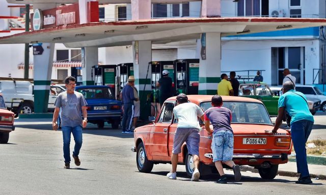 Quan chức Mỹ: Washington sắp có động thái bất ngờ về việc bán dầu cho Cuba