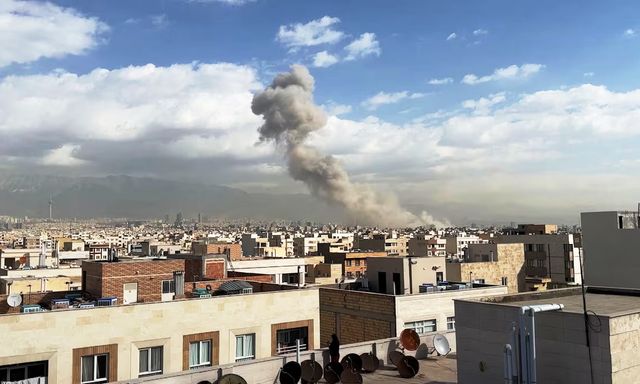 NÓNG: Mỹ, Israel không kích Iran