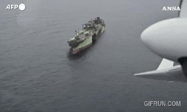 Thủy thủ bỏ đi, tàu Nga chở 900 tấn dầu trôi dạt giữa biển, châu Âu cảnh báo nguy hiểm: Chuyện gì đã xảy ra?