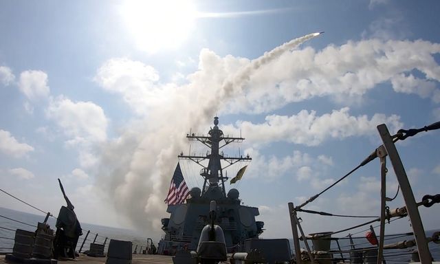 Một thứ biến mất vĩnh viễn sau mỗi quả tên lửa bắn ra: Xung đột với Iran làm lộ 'nút thắt cổ chai' của Mỹ