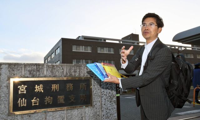 Câu nói của phiên dịch viên người Việt khi đưa sách cho thanh niên bị giam ở Nhật: Cái kết nghẹn ngào