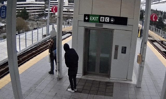 Kinh hoàng khoảnh khắc kẻ thủ ác đẩy người vào đoàn tàu đang chạy