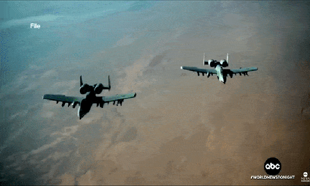 Mỹ mất 2 máy bay chiến đấu, phi công bị Iran săn lùng: Ông Trump rơi vào hiểm cảnh mới