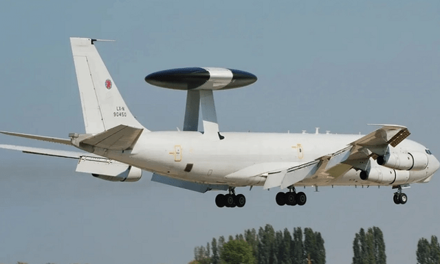 Máy bay cảnh báo sớm AWACS to lớn, đắt tiền nhưng gần như vô dụng