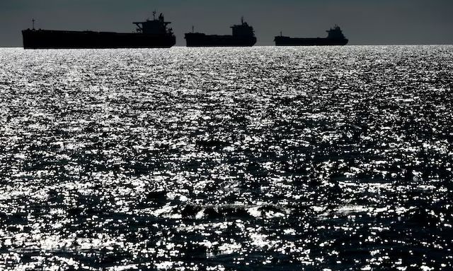 Từng thống trị đại dương, 1 nước NATO nay để hạm đội bóng tối Nga thách thức ngay sát bờ