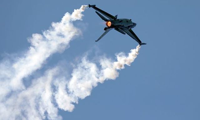 F-16 phụt khói, né tên lửa R-77 Nga trong gang tấc: Tuyệt kỹ 
