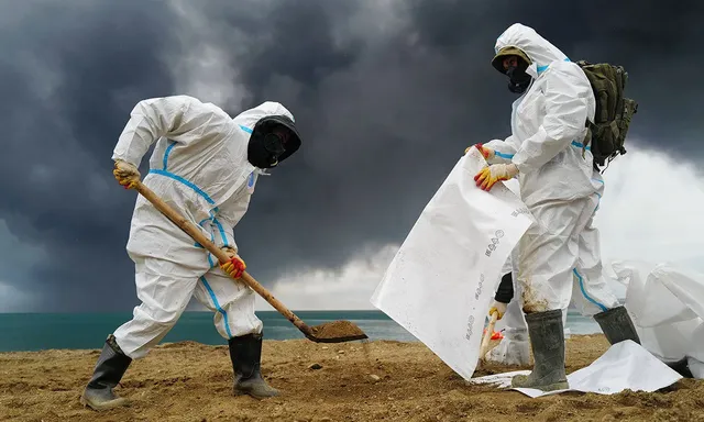 Ukraine tấn công dồn dập - 'Mưa đen' trút xuống nước Nga: Chuyên gia cảnh báo về thảm họa sinh thái