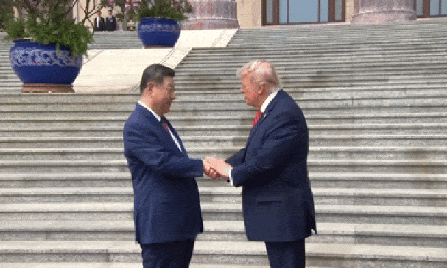 10 giây, 5 cú vỗ của ông Trump khi bắt tay ông Tập: Giải mã thông điệp ẩn