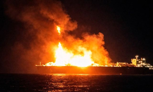 Chiến hạm hiện đại nhất Nga nghi cháy lớn, ông Putin nhận thông điệp khẩn - Kremlin nói thẳng khả năng 