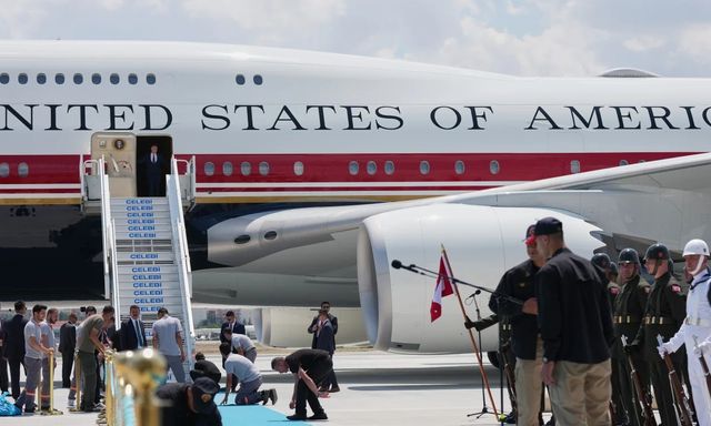 Ông Trump bất ngờ đổi Air Force One giữa chuyến công du; bộ phát đáp bị tắt: Truyền thông Mỹ đặt câu hỏi