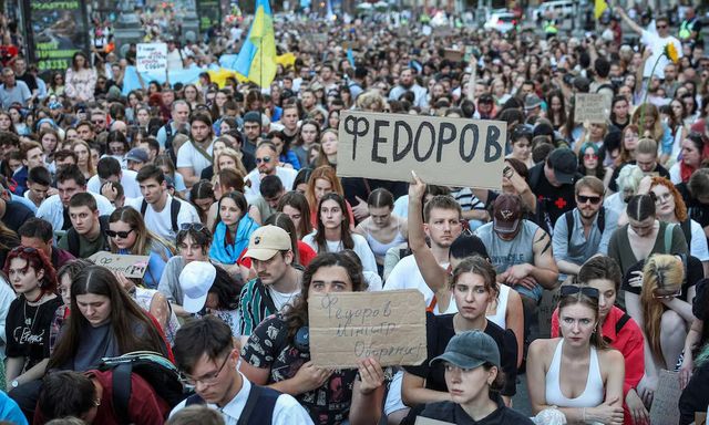 Biểu tình lớn ở Ukraine: Hàng nghìn người đòi phục chức cho Bộ trưởng Quốc phòng bị ông Zelensky sa thải