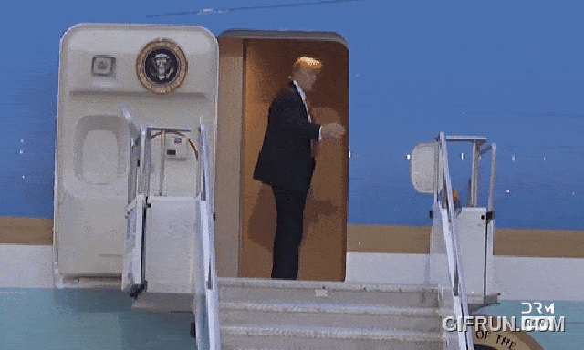 Tổng thống Trump tung đòn nghi binh, khiến cả phóng viên và nhân viên Nhà Trắng mắc lừa