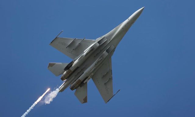 MiG-29 đối đầu J-16: Máy bay Trung Quốc chưa bung hết sức vẫn được đánh giá trên cơ