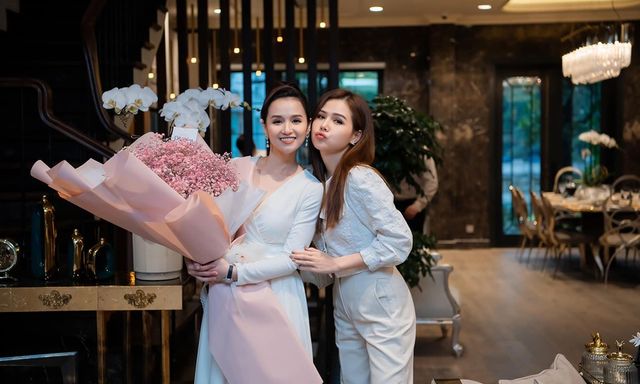 Soi chuyện con cái của cặp bạn thân là phú bà VBiz, phát hiện điểm chung thú vị: Đã giàu sụ còn dạy con khéo thế này