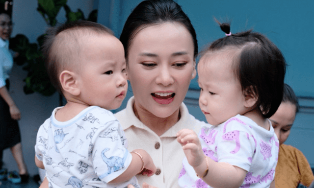 Đỗ Phương Oanh chia sẻ khoảnh khắc ngày đầu đi học của cặp song sinh: 