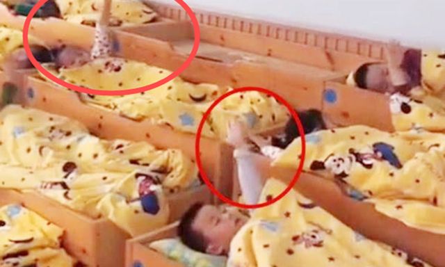 Soi clip ngủ trưa cô giáo gửi, mẹ phát hiện con có hành động bất thường mà sợ run người: Sự thật ngã ngửa!