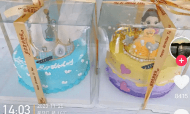 2 chiếc bánh sinh nhật khiến một gia đình bất ngờ gây bão mạng, hàng nghìn người vào khen: Có bố mẹ như này thật tốt!