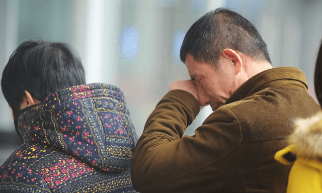 Một kiểu hiếu thảo giả tạo: Con cái âm thầm bóc lột, cha mẹ ấm ức không biết kêu ai!