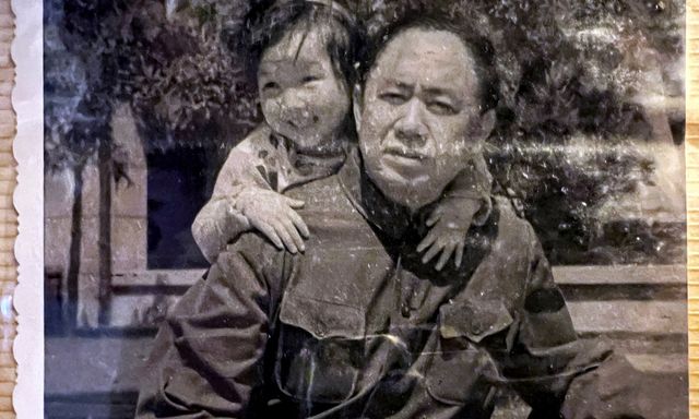 Bức ảnh cha con đáng yêu này không ngờ lại ẩn chứa 1 điều KHÓ NÓI sau 40 năm!