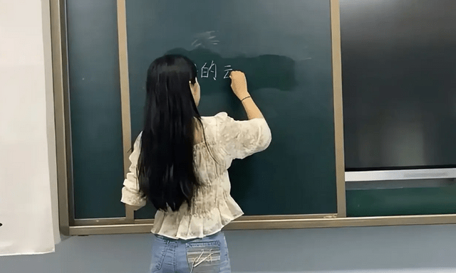 1 cô giáo bị cho nghỉ vì lý do không tưởng nhưng nghe chuyện, chính đồng nghiệp cũng chê: Thiếu chuyên nghiệp!