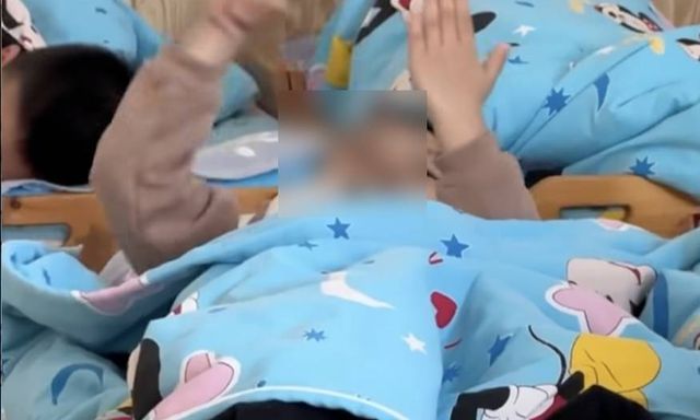 Hành động KỲ LẠ của đứa trẻ trong giờ nghỉ trưa khiến nhiều phụ huynh lo sợ: 