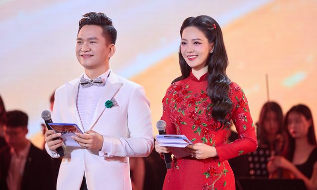 Á hậu Thuỵ Vân và MC Hạnh Phúc đồng hành cùng nhau trong loạt sự kiện cuối năm