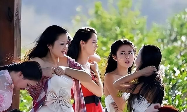 Thực trạng cay đắng ở “nhà máy sản xuất giấc mơ” Hoành Điếm: Hơn 130.000 diễn viên quần chúng chật vật tìm kiếm cơ hội đổi đời 