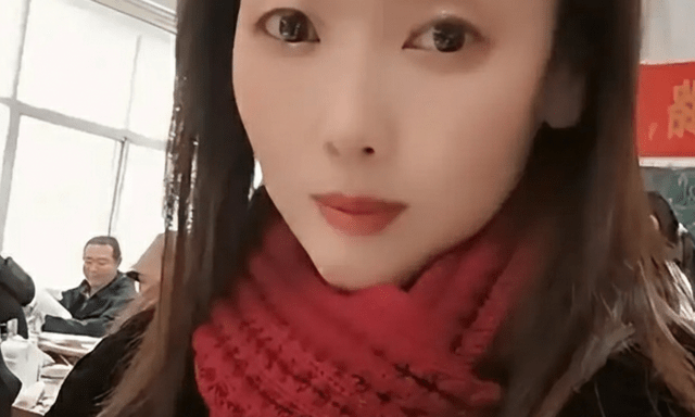 Đi họp phụ huynh cho con, 1 người mẹ quay video chê hết người này đến người kia xấu rồi thẹn đỏ mặt vì lộ điều này!