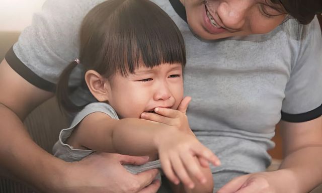 Con gái đứng trong thang máy vô tư bình luận ngoại hình người đối diện, mẹ vội vàng mỉm cười, nói 1 câu hoá giải tình huống ngại ngùng!