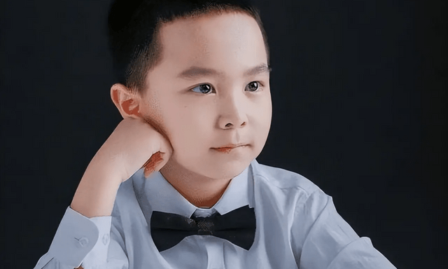 Cuộc sống hiện tại quá đỗi bất ngờ của cậu bé thần đồng 3 tuổi biết hơn 1000 chữ: Gia đình em quá nhìn xa trông rộng!