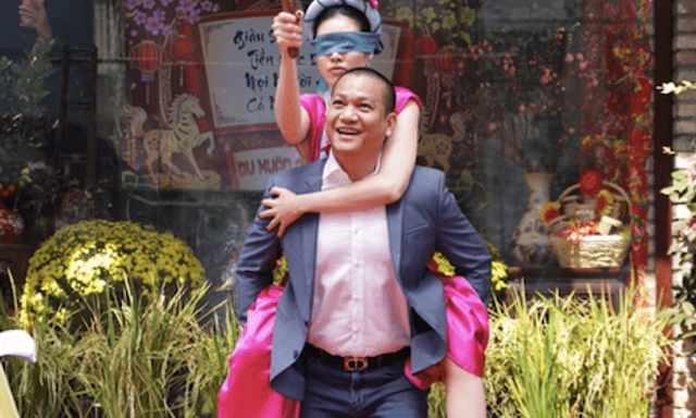 Hoa hậu Khánh Vân được chồng chiều hết cỡ, không ngần ngại cõng bà xã giữa sự kiện 